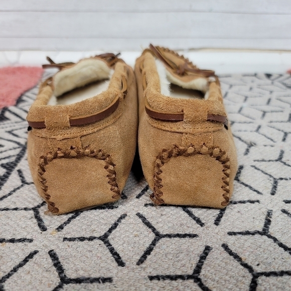 Cabela's Suede Faux Sherpa Lined Moccasins Slippers in Tan, sz 10 - Picture 8 of 12